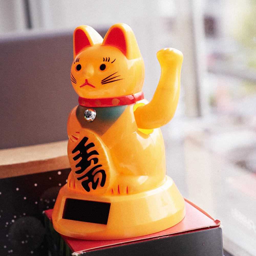 Ein gelbe Winkekatze