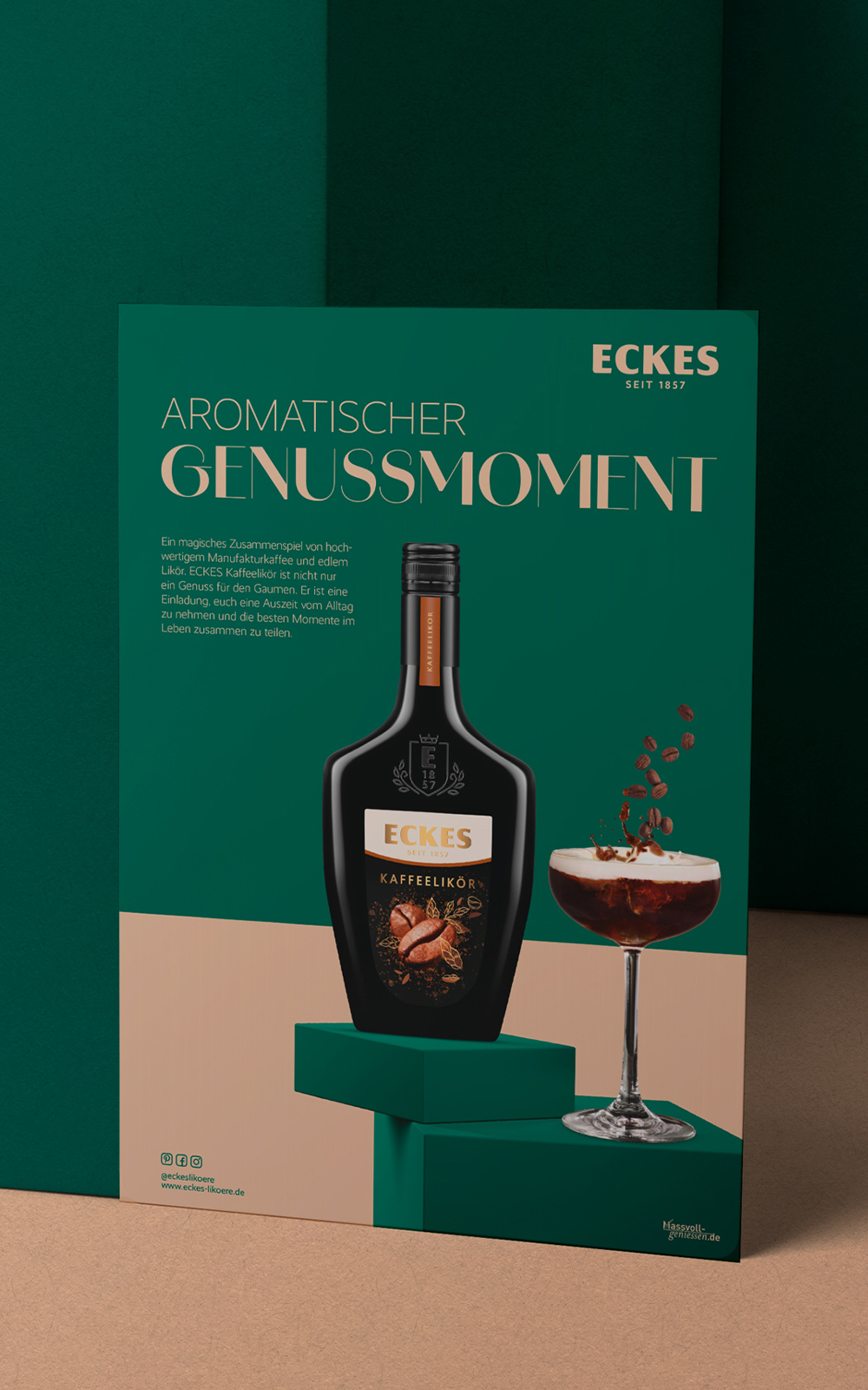 Ein Plakat mit ECKES Kaffeelikör Flasche vor einem dunkelgrünen Hintergrund mit dem Schriftzug "Aromatischer Genussmoment" in goldener Schrift. Daneben ein Cocktailglas mit Kaffeebohnen als Dekoration.