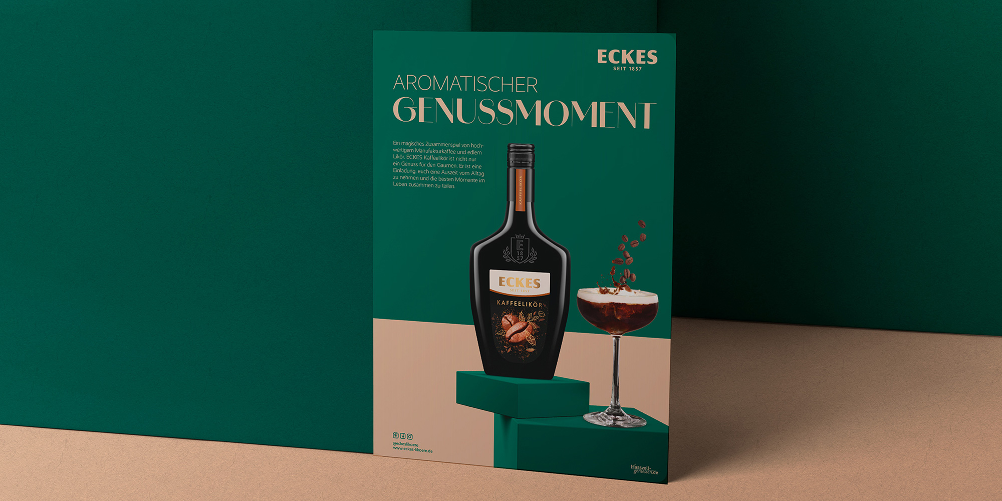 Ein Plakat mit ECKES Kaffeelikör Flasche vor einem dunkelgrünen Hintergrund mit dem Schriftzug "Aromatischer Genussmoment" in goldener Schrift. Daneben ein Cocktailglas mit Kaffeebohnen als Dekoration.